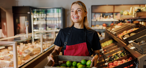 Mlada podjetnica se v lastni pekarni veseli kupcev