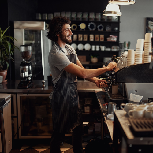 Podjetnik, cvetličar, sprejema veliko naročilo za dogodek.