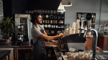 Lastnik kavarne, ki uživa v svojem poslu, ima sklenjeno zavarovanje splošne odgovornosti