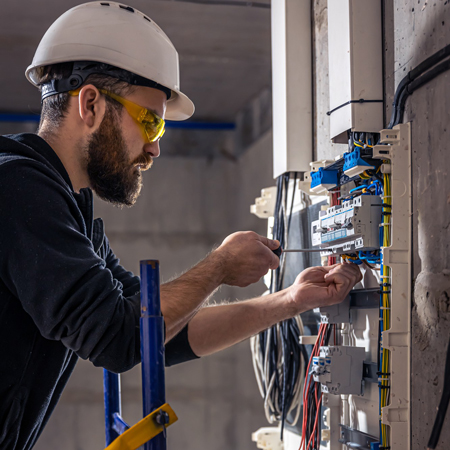 Gradbenik dela na montažni hiši