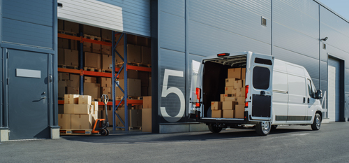 Začetek transportne verige - kombi prevzema robo v skladišču proizvajalca
