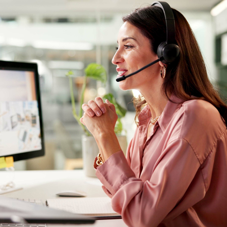 Telefonistka v asistenčnem centru poskrbi za pravočasno asistenčno pomoč