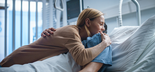 Ko pride do težkih bolezni je podpora bližnjih ključna - vi pa jim lahko pomagate z dobrim zavarovanjem