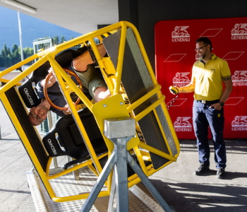 Udeleženci so v AMZS Centru varne vožnje preizkusili tudi simulator prevračanja.