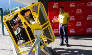 Udeleženci so v AMZS Centru varne vožnje preizkusili tudi simulator prevračanja.