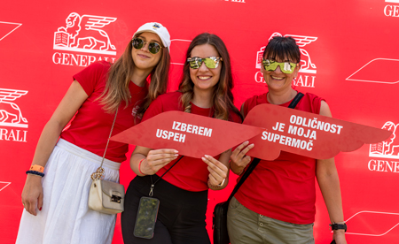 Naša HR ekipa skrbi za razvoj in počutje vseh zaposlenih.