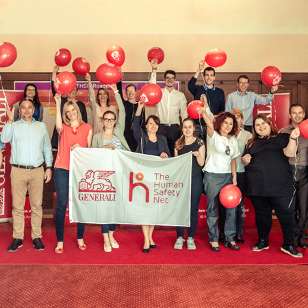 Zaposleni Generalija, ki proslavljajo rezultate dobrodelstva