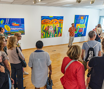 Umetnik Silvester Plotajs Sicoe je obiskovalce popeljal skozi razstavo in podal uvid v to, kako je nastal opus njegovih del z naslovom Pot k svetlobi.