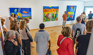 Umetnik Silvester Plotajs Sicoe je obiskovalce popeljal skozi razstavo in podal uvid v to, kako je nastal opus njegovih del z naslovom Pot k svetlobi.