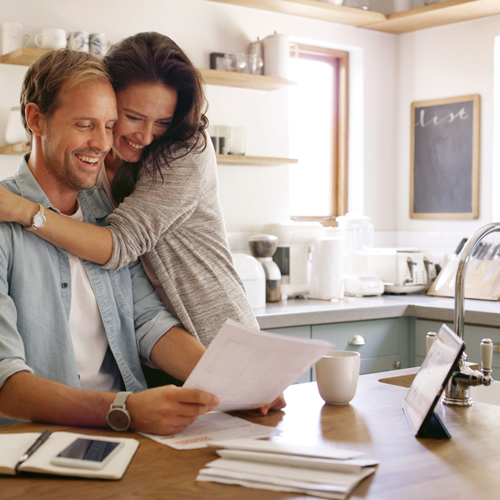 Mlad par v kuhinji usklajuje družinski proračun