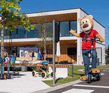 Park varne mobilnosti sta si ob odprtju ogledali tudi predsednica uprave zavarovalnice Generali Vanja Hrovat in direktorica marketinga Svetlana Almaš.