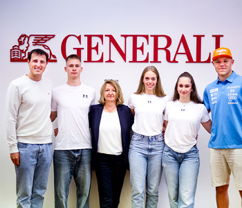 Štirje mladi smučarji z Vanjo Hrovat v prostorih Generali zavarovalnice