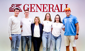 Štirje mladi smučarji z Vanjo Hrovat v prostorih Generali zavarovalnice