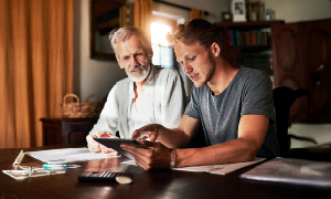 Prednosti naložbenega zavarovanja in kako pri finančnih odločitvah lahko pomaga finančni svetovalec – v spletnem seminarju za mlade.