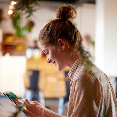 Zavarovanka preverja ugodnosti, ki ji pripradajo pri zavarovalnici Generali