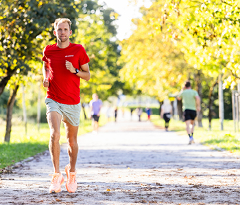 Žan Rudolf pri teku v Ljubljani, ko je zaposlenim Generalija pomagal premagovati največje napake tekačev