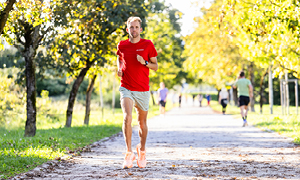 Žan Rudolf pri teku v Ljubljani, ko je zaposlenim Generalija pomagal premagovati največje napake tekačev