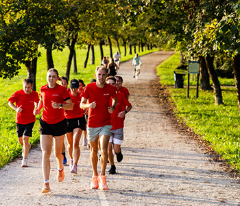 Žan Rudolf s tekači iz Generalija pri pripravah na Ljubljanski maraton