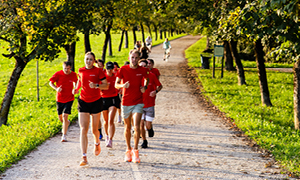 Žan Rudolf s tekači iz Generalija pri pripravah na Ljubljanski maraton
