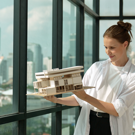 A businesswoman assessing her project - under the protection of Generali insurances