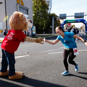 Generalijeva maskota - levček - na Ljubljanskem maratonu spodbuja tekače ob progi, da dosežejo več