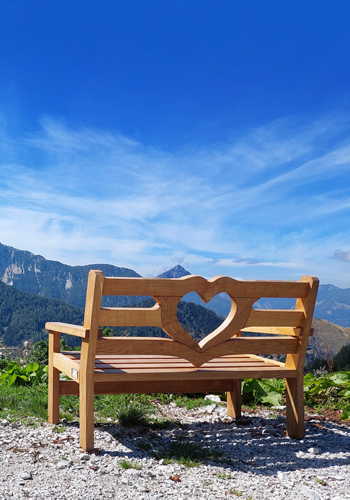 Klopca ljubezni na hribu s čudovitim razgledom