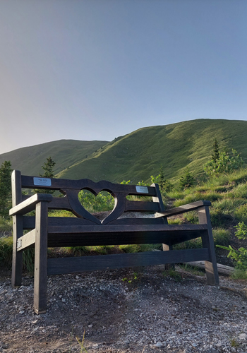 Klopca ljubezni na hribu v čudovitem umirjenem okolju