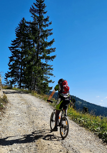 Turni kolesar v gorah - z dneva turnega kolesarstva, ki ga je podprl Generali