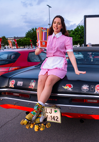 Otroci v Kinu Bežigrad pozdravljajo maskoto - Generalijevega levčka