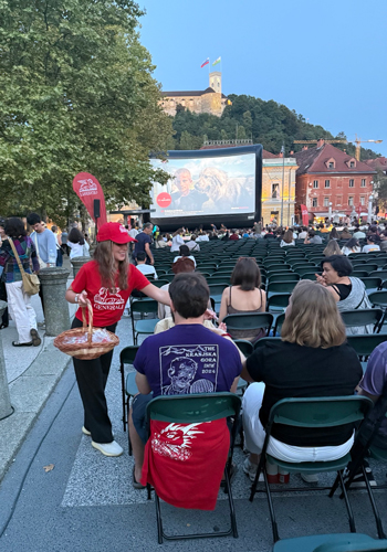 Generali promotorka deli promocijska darilca na kongresnem trgu v Ljubljani ob priložnosti Kinda pod zvezdami