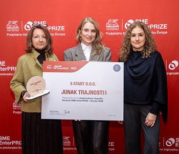 Plaketo junak trajnosti 2025 je prevzela Natalija Ilešić, vodja strateškega razvoja in trajnostnih pobud v podjetju 5 Start.