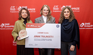 Plaketo junak trajnosti 2025 je prevzela Natalija Ilešić, vodja strateškega razvoja in trajnostnih pobud v podjetju 5 Start.