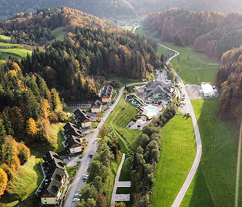 Terme Snovik poleti, v osrčju Kamniško Savinjskih Alp, ki delujejo izključno na obnovljive vire energije.