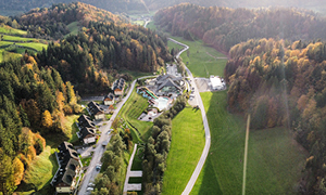 Terme Snovik poleti, v osrčju Kamniško Savinjskih Alp, ki delujejo izključno na obnovljive vire energije.