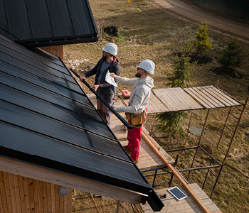 Krovec dela na streh stanovanjske hiše – njegovo delo na višini je zahtevno in nevarno.