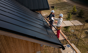Krovec dela na streh stanovanjske hiše – njegovo delo na višini je zahtevno in nevarno.