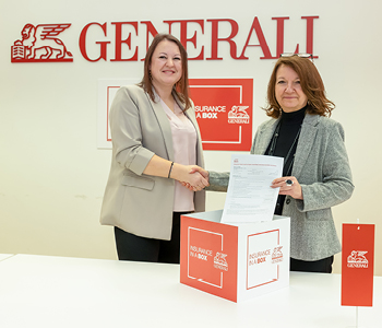 Predsednica uprave Vanja Hrovat je podpisala prvo polico na novi platformi.