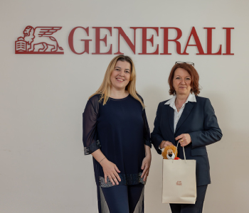 Vanja Hrovat in nagrajenka Jasna Gradič ob podelitvi štipendije.