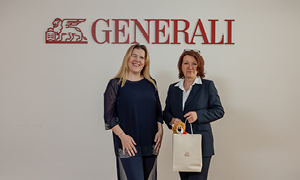 Vanja Hrovat in nagrajenka Jasna Gradič ob podelitvi štipendije.