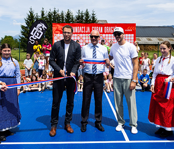 Goran Dragić ob odprtju novega košarkarskega igrišča v Naklem.