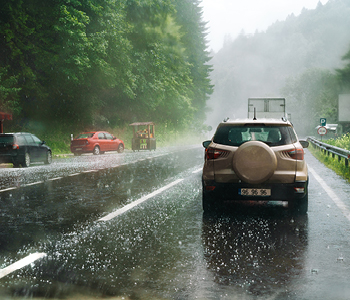 Toča pogosto poškoduje avtomobile, zato je zavarovanje proti toči pomembno.