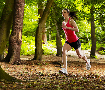 Tekačica se sprošča v "cross-country" teku po gozdu