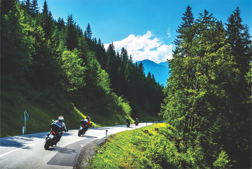 Izlet z motorjem v skupini - simbolna slika za članek o pravilih, ki jih morate poznati
