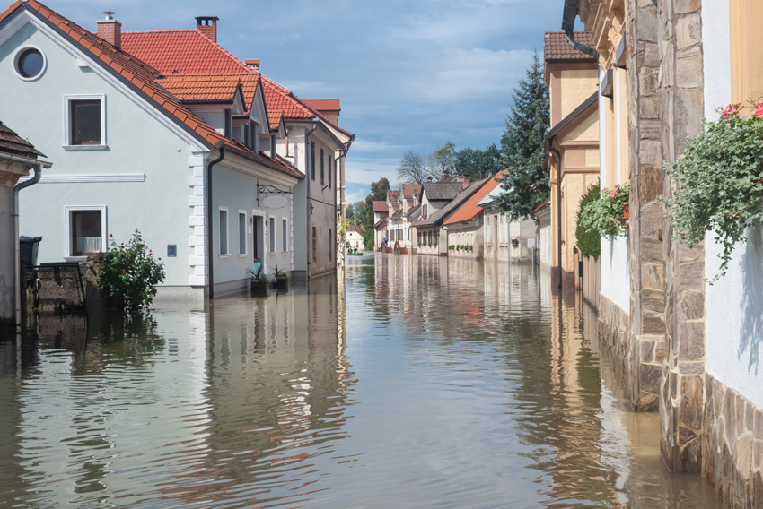 Po hudem neurju s točo in nalivi je na mesti ulici obstalo veliko vode, poplavljene so verjetno tudi kleti stanovanjskih hiš.