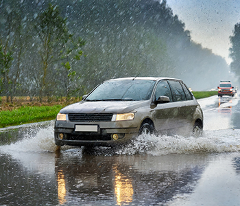 Toča pogosto poškoduje avtomobile, zato je zaščita avta proti toči pomembna.