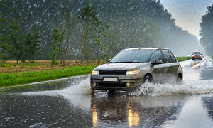Toča pogosto poškoduje avtomobile, zato je zaščita avta proti toči pomembna.