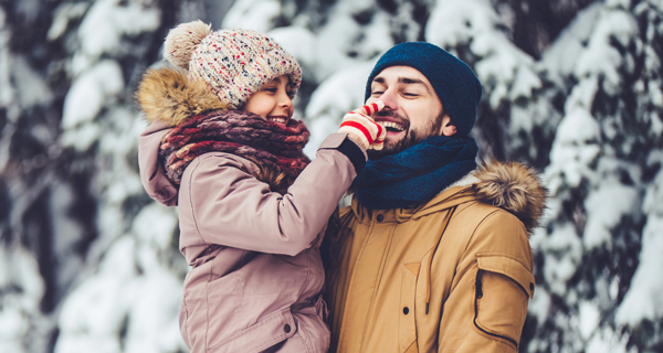Družina uživa v zimskih počitnicah