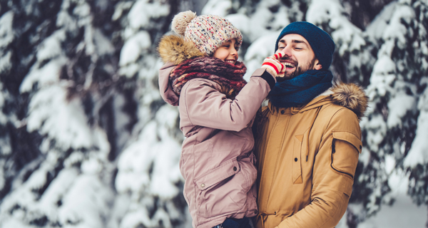 Družina uživa v zimskih počitnicah