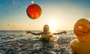 Zavarovanje za tujino vam nudi zdravstveno pomoč v tujini, ko uživate na morju s svojo najljubšo napihljivo blazino.