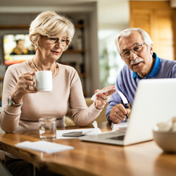 Starejši par uživa v finančni varnosti v pokoju